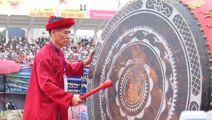 Sáng 21/7, UBND phường Đồ Sơn (TP Hải Phòng) tổ chức vòng đấu loại lễ hội chọi trâu truyền thống Đồ Sơn - VTV năm 2026. Ông Phạm Hoàng Tuấn, Phó Chủ tịch Thường trực UBND phường Đồ Sơn, Trưởng Ban Tổ chức Lễ hội chọi trâu truyền thống Đồ Sơn - VTV 2026, đánh trống khai hội.