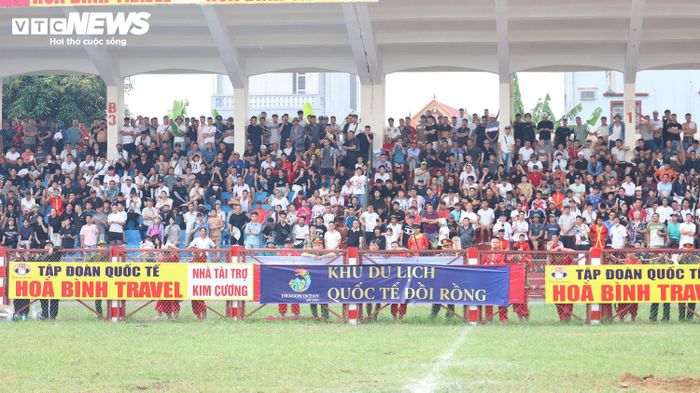 Bốn khán đài của Sân vận động trung tâm phường Đồ Sơn, sức chứa hơn 10.000 người, chật kín khán giả. Người dân địa phương, du khách và các đại biểu đến từ sớm để theo dõi các trận đấu của 32 “ông trâu”.