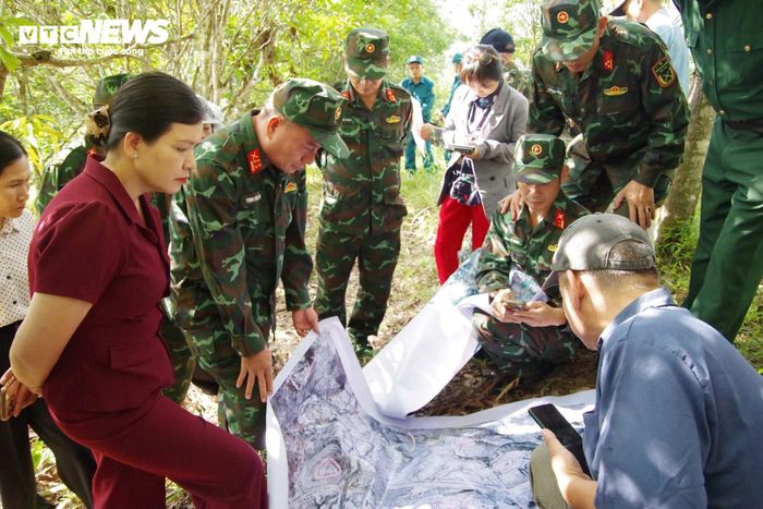 Đoàn công tác khảo sát các vị trí nghi có hài cốt liệt sĩ.