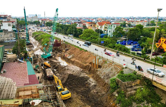 Thi công Dự án đầu tư cải tạo, nâng cấp quốc lộ 6 (đoạn Ba La - Xuân Mai). Ảnh: Quang Thái