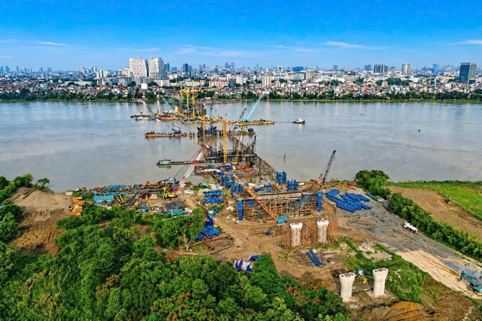 Công trường thi công xây dựng cầu Trần Hưng Đạo. Ảnh: Phạm Hùng