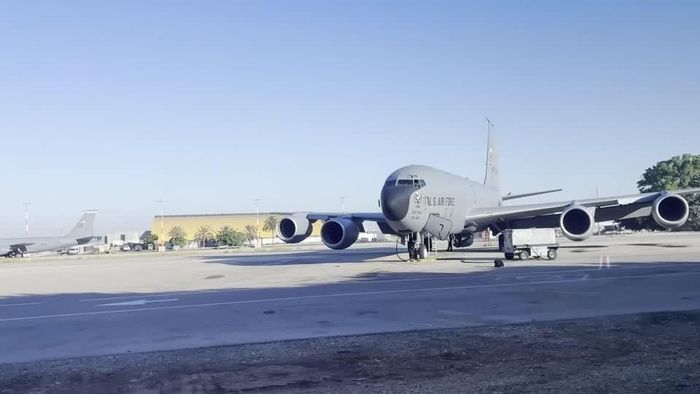 Máy bay quân sự Mỹ tại sân bay Ben Gurion của Israel. Ảnh chụp từ video của Reuters