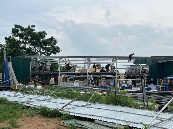 Công trình nhà tạm khung thép dựng trái phép trên đất nông nghiệp. Ảnh: PV