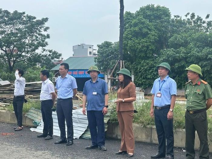 Lãnh đạo phường Tây Mỗ kiểm tra hiện trạng khu đất vi phạm. Ảnh: PV