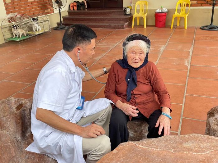Y bác sĩ thăm khám sức khỏe tại nhà cho đối tượng chính sách, người có công trên địa bàn xã Sóc Sơn. Ảnh: CTV.