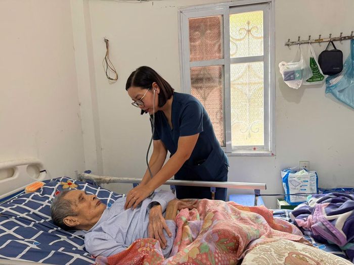 Y bác sĩ thăm khám sức khỏe tại nhà cho đối tượng chính sách, người có công trên địa bàn xã Sóc Sơn. Ảnh: CTV.