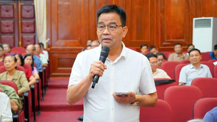 Người dân phường Từ Liêm tham gia đóng góp ý kiến tại cuộc gặp gỡ, tiếp xúc cử tri. Ảnh: PV