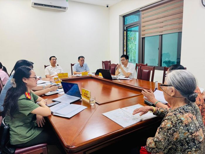 Các đồng chí lãnh đạo xã Hoài Đức cùng đại diện các phòng, ban, đơn vị của xã tại một buổi tiếp công dân định kỳ. Ảnh: HL