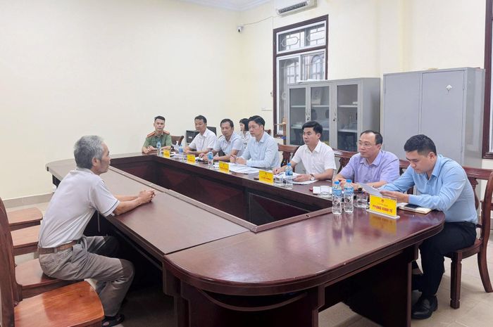 Các đồng chí lãnh đạo xã Dương Hòa và cán bộ phòng chuyên môn tại một buổi tiếp dân định kỳ. Ảnh: HL