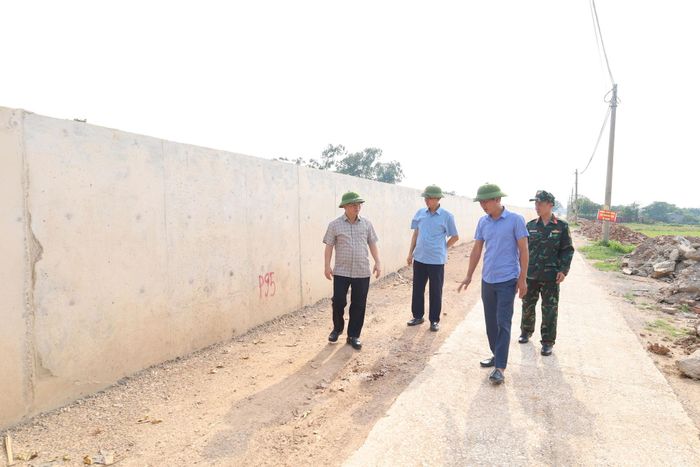 Đoạn đê tả Bùi trước đây thường bị tràn nay đã được kiên cố bằng tường bê tông đạt cao trình chống lũ thiết kế. Ảnh: Kim Nhuệ