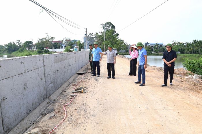 Đoạn đê tả Bùi (địa bàn thôn Quảng Bị) từng xảy ra sự cố sạt lở trong mùa mưa lũ trước đây, nay đã được kiên cố bằng tường bê tông chắn lũ. Ảnh: Kim Nhuệ