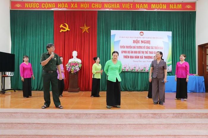 Hội Người cao tuổi xã Thượng Phúc xây dựng nhiều chương trình văn nghệ, tiểu phẩm, hoạt cảnh mang nội dung tuyên truyền về các dự án trọng điểm. Ảnh: Thanh Tân
