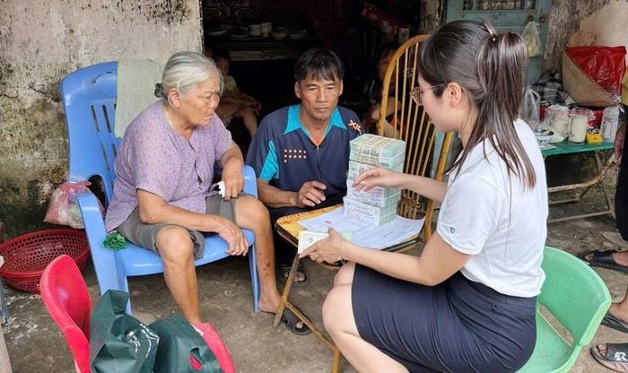 Xã Thượng Phúc tổ chức chi trả tiền bồi thường, hỗ trợ GPMB tại nhà cho các hộ gia đình có người cao tuổi neo đơn. Ảnh: Thanh Tân