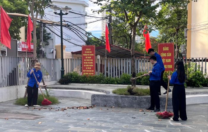 Đoàn viên, thanh niên phường Phú Thượng vệ sinh, chỉnh trang các địa chỉ đỏ. Ảnh: PT