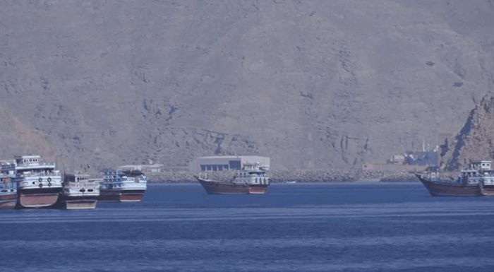 Tàu thuyền di chuyển qua Eo biển Hormuz. Ảnh chụp từ video của Reuters