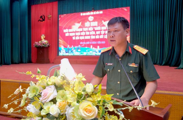 Đại diện Ban Chỉ huy Quân sự xã Sóc Sơn thông tin tại hội nghị. Ảnh: Tùng Nguyễn.