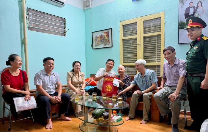 Bí thư Đảng ủy, Chủ tịch HĐND phường Ô Chợ Dừa Nguyễn Anh Quân thăm, tặng quà bà Nguyễn Thị Phương Tâm, mẹ liệt sĩ Tạ Viết Hiếu.