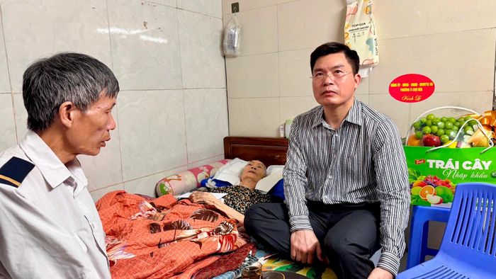 Chủ tịch UBND phường Ô Chợ Dừa Lê Tuấn Định thăm, động viên gia đình bà Hoàng Thị Phương, vợ liệt sĩ Đỗ Ngọc Hạnh.