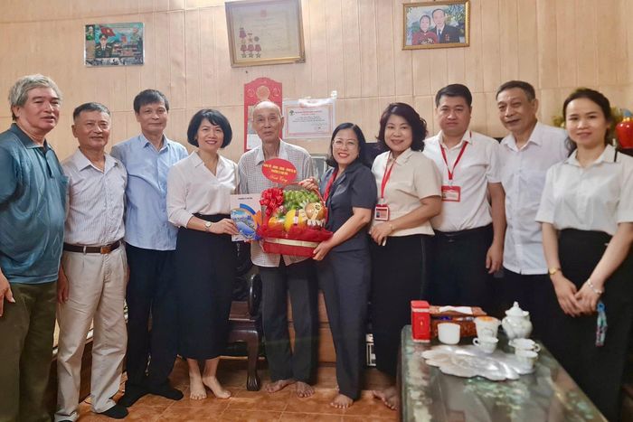 Phó Bí thư Thường trực Đảng ủy phường Ô Chợ Dừa Lê Ngọc Hân cùng đoàn công tác thăm, tặng quà thương binh Trần Văn Thoa.