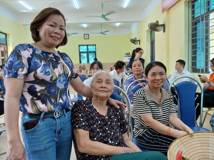 Trưởng thôn Vĩnh Trung Nguyễn Thị Hường trò chuyện với người dân có đất thuộc diện thu hồi. Ảnh: Hoàng Quyết