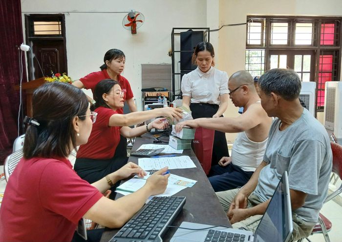 Người dân xã Ngọc Hồi nhận tiền bồi thường, hỗ trợ GPMB Dự án Khu đô thị thể thao quốc tế Hà Nội. Ảnh: Hoàng Quyết