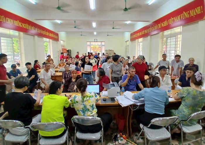 Quang cảnh một buổi chi trả tiền bồi thường GPMB tại xã Ngọc Hồi. Ảnh: Hoàng Quyết
