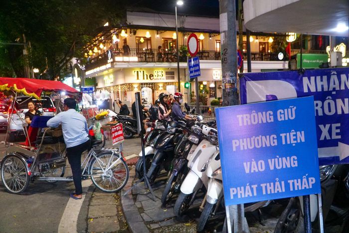 Phường Hoàn Kiếm là khu vực có mật độ phương tiện lưu thông lớn, thường xuyên xảy ra ùn tắc cục bộ, đặc biệt vào giờ cao điểm và các ngày cuối tuần. Giao thông là một trong những nguồn phát thải nội tại quan trọng cần được kiểm soát, từng bước giảm thiểu.
