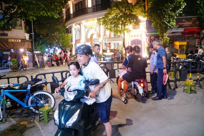 Lực lượng bảo vệ thuộc Ban Quản lý hồ Hoàn Kiếm và Phố cổ Hà Nội phối hợp chặt chẽ tại các chốt, điểm kiểm soát. Nhiệm vụ chính là hướng dẫn, nhắc nhở du khách, hộ kinh doanh và các tổ chức chấp hành quy định về hạn chế phương tiện, yêu cầu cư dân nội vùng tắt máy dắt bộ xe về nhà sau khi xác minh thông tin, đảm bảo mỹ quan đô thị.