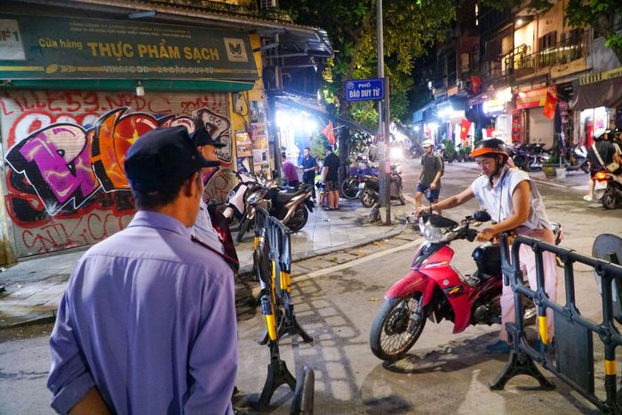 Các tổ công tác tại chốt trực có nhiệm vụ tuyên truyền và kiểm soát phương tiện theo tiêu chuẩn môi trường nghiêm ngặt của thành phố. Đến giai đoạn 3 (2028-2029), các lực lượng sẽ kiểm soát để không lưu thông đối với xe máy cá nhân không đạt quy chuẩn khí thải mức 3 (theo QCVN 99:2025/BNNMT) và xe ô tô không đạt mức 4 (theo QCVN 85:2025/BNNMT).
