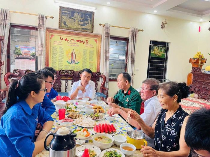 Một "Bữa cơm tri ân" tại gia đình thân nhân liệt sĩ. Ảnh: Hy Ninh