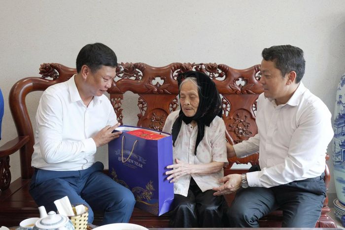 Phó Bí thư Thường trực Đảng ủy xã Phùng Khải Lợi thăm, tặng quà Mẹ Việt Nam Anh hùng Nguyễn Thị Én. Ảnh: Hy Ninh
