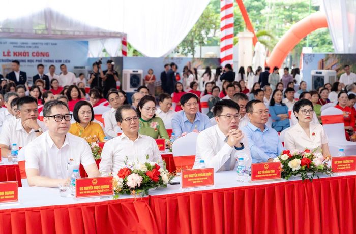 Các đại biểu tham dự lễ khởi công. Ảnh: KL