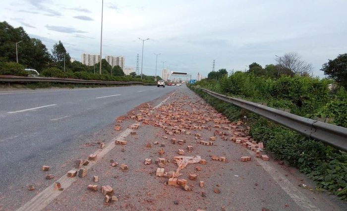 Vật liệu xây dựng rơi vãi trên các tuyến đường cao tốc và vành đai gây mất an toàn giao thông và vệ sinh môi trường. Ảnh: Đức Duy