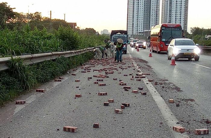 Vật liệu xây dựng thường xuyên rơi vãi trên vành đai 3 trên cao. Ảnh: Đức Duy
