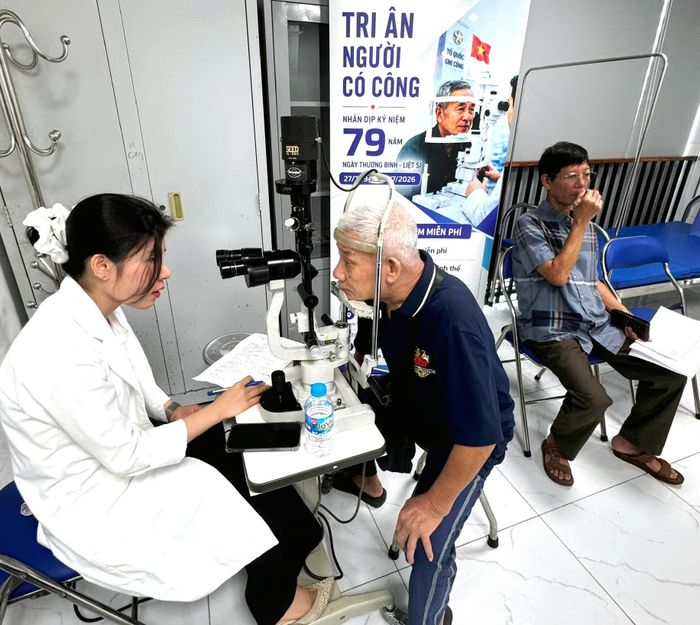 Các thương binh, bệnh binh, thân nhân liệt sĩ và người có công với cách mạng được chăm sóc sức khỏe và tặng quà. Ảnh: MT