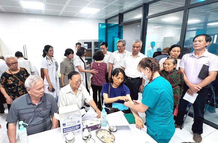 Lãnh đạo phường Nghĩa Đô thăm hỏi, động viên thương binh, bệnh binh, thân nhân liệt sĩ và người có công với cách mạng đến khám sức khỏe. Ảnh: MT
