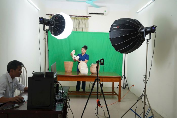 Khu livestream cộng đồng dân xã Phượng Dực được đầu tư trang thiết bị, hỗ trợ người dân tới livestream 24/24h. Ảnh: Hữu Tiệp