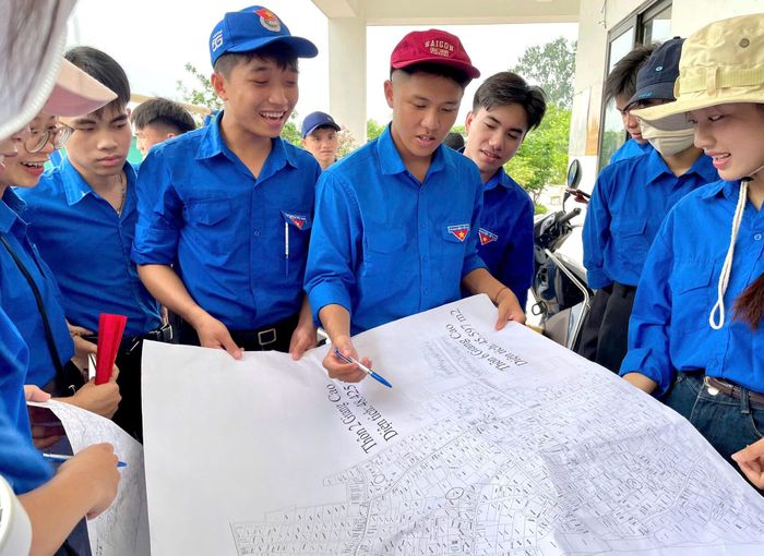 Câc đoàn viên thanh niên tình nguyện xã Bát Tràng rà soát những điểm đã hỗ trợ và phân công thực hiện nhiệm vụ tại khu vực còn lại. Ảnh: Hồng Quang