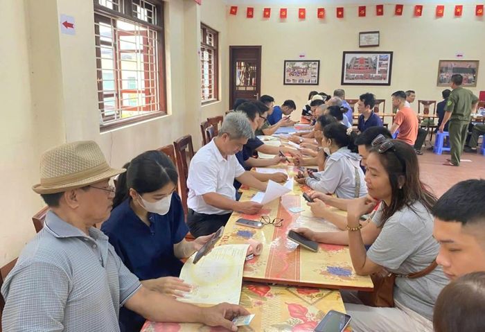 Người dân xã Bát Tràng tích cực phối hợp với địa phương trong công tá rà soát, nhập dữ liệu đất đai. Ảnh: Phương Lộc