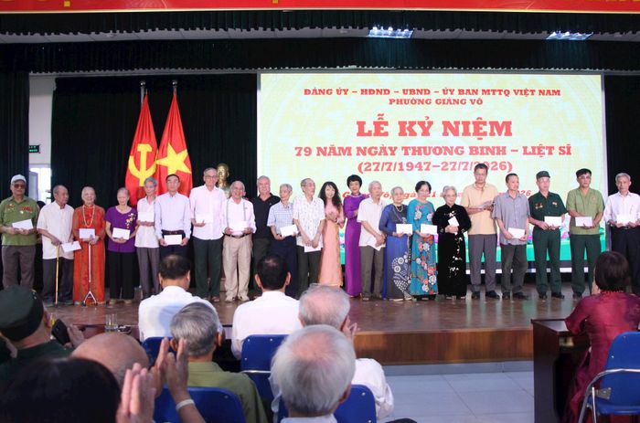 Lãnh đạo phường Giảng Võ tặng quà các gia đình chính sách tiêu biểu. Ảnh: TT