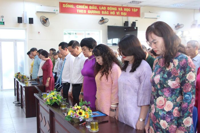 Các đại biểu dành phút mặc niệm các Anh hùng, Liệt sĩ đã hi sinh vì sự nghiệp vì độc lập tự do cho dân tộc. Ảnh: TT