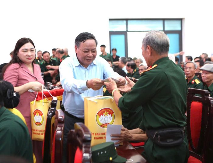 Phó Bí thư Thành ủy Hà Nội Nguyễn Văn Phong trao quà cho CCB là thương binh tiêu biểu. Ảnh: Thanh Hải