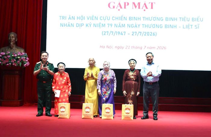 Lãnh đạo thành phố tri ân sâu sắc đối với những cống hiến, hy sinh của các Bà mẹ Việt Nam Anh hùng. Ảnh: Thanh Hải