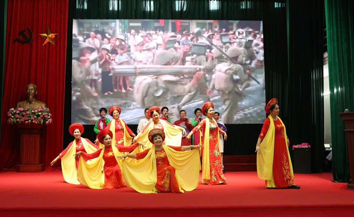Tiết mục ca múa nhạc tiêu biểu tại chương trình. Ảnh: Thanh Hải