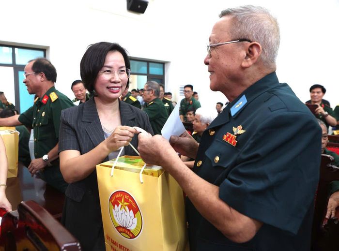 Ủy viên Ban Thường vụ Thành ủy, Chủ tịch Ủy ban MTTQ Việt Nam thành phố Hà Nội Bùi Huyền Mai trao quà cho CCB là thương binh tiêu biểu. Ảnh: Thanh Hải