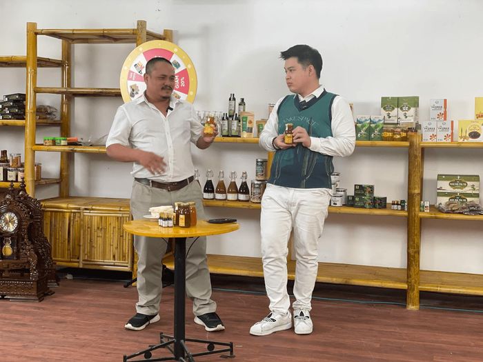 Hà Nội thường xuyên tổ chức các Chương trình livestream bán sản phẩm OCOP và đặc sản vùng miền trên TikTok. Ảnh: Bình Minh