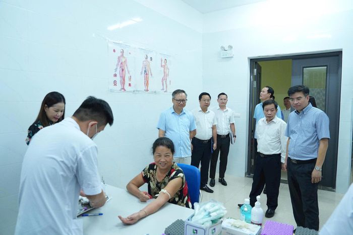 Lãnh đạo xã Gia Lâm tham quan khu vực khám, thăm hỏi, động viên đội ngũ y, bác sĩ thực hiện nhiệm vụ và trực tiếp theo dõi hoạt động khám sức khỏe. Ảnh: PV
