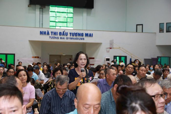 Các hộ dân trong diện thu hồi trao đổi về quyền lợi và trách nhiệm của mình.