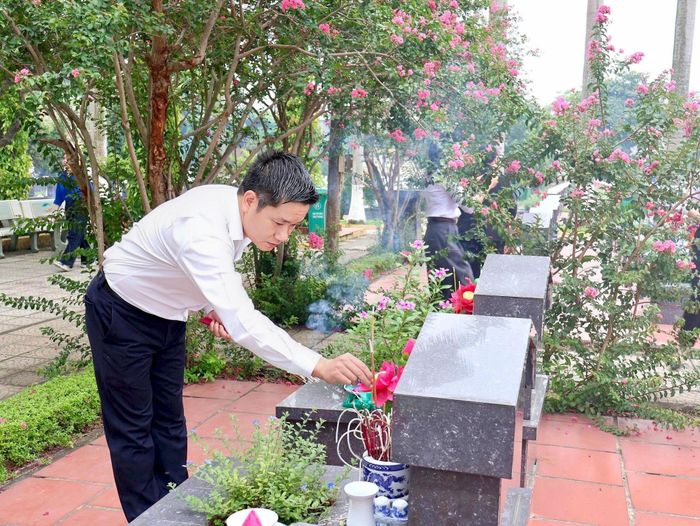 Bí thư Đảng ủy, Chủ tịch HĐND phường Thanh Xuân Nguyễn Huy Cường thắp hương tại phần mộ liệt sĩ. Ảnh: Tùng Lâm