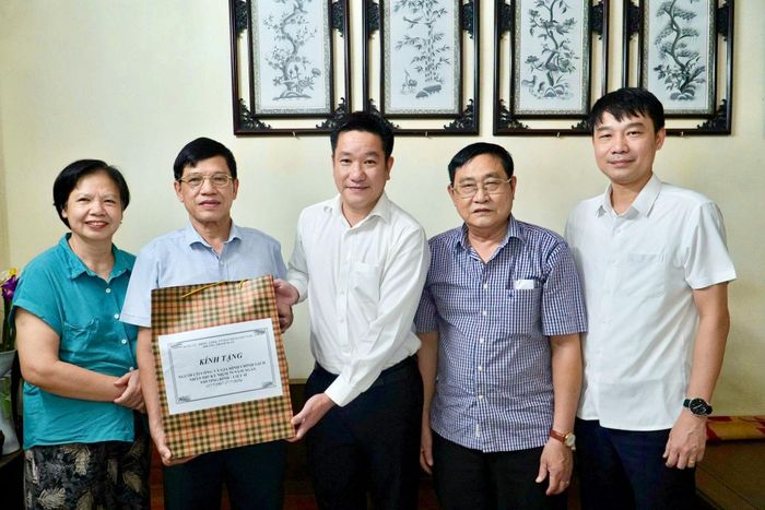 Bí thư Đảng ủy, Chủ tịch HĐND phường Thanh Xuân Nguyễn Huy Cường trao quà của thành phố và phường tới thương binh Đinh Xuân Mai. Ảnh: Tùng Lâm